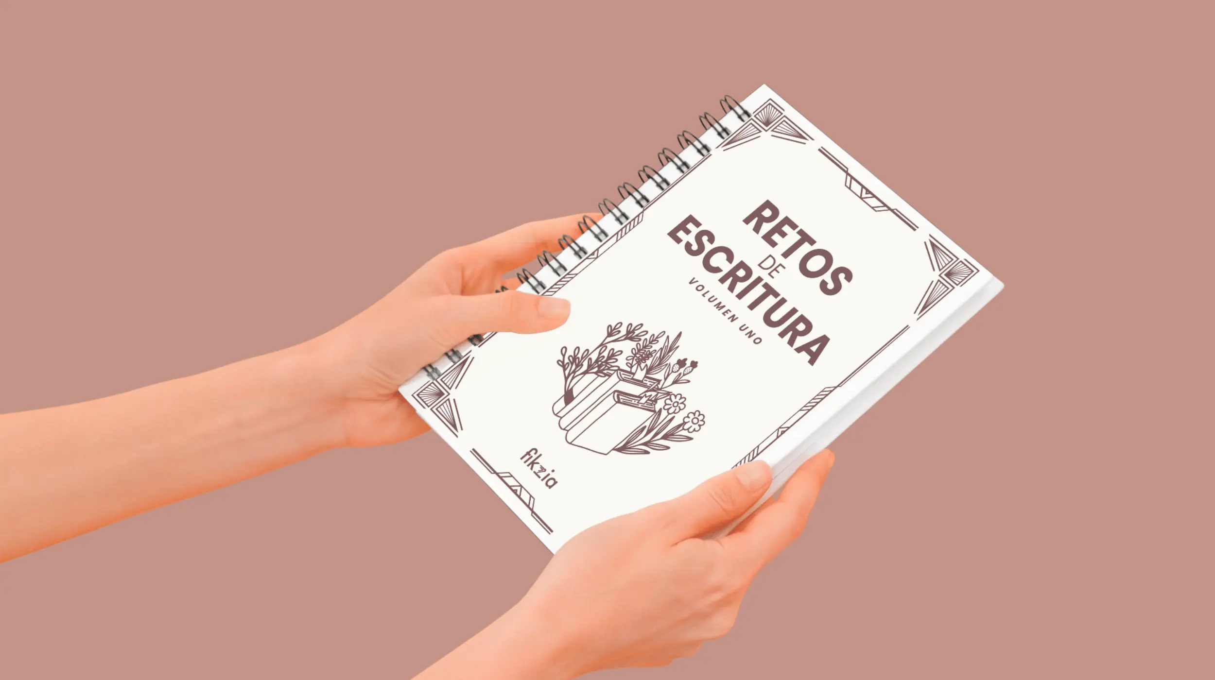 Dos manos sosteniendo el cuaderno de retos de escritura de Fikzia