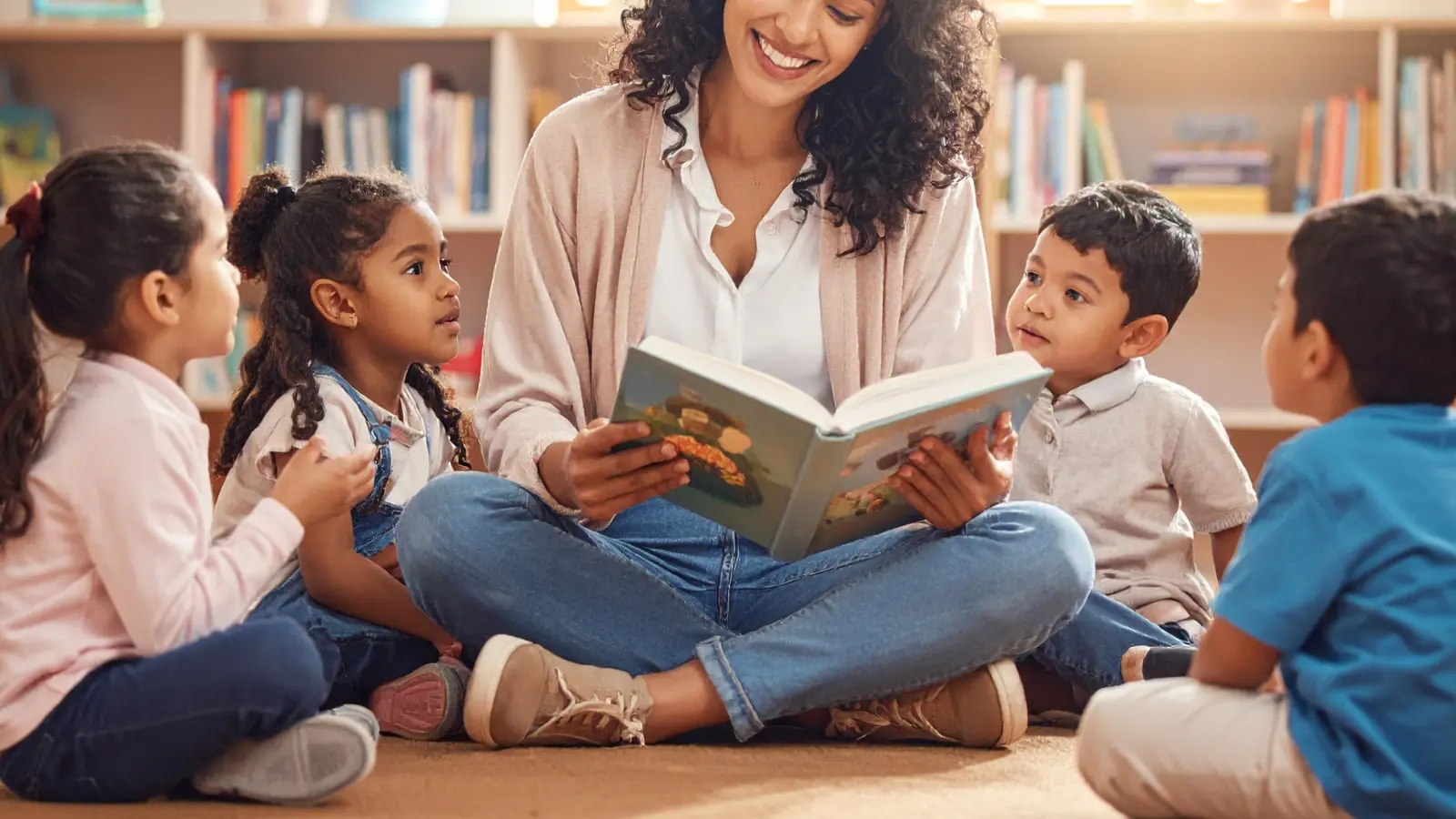 Mujer leyendo cuento infantil a un niño y una niña, taller de cuentos infantiles de Fikzia