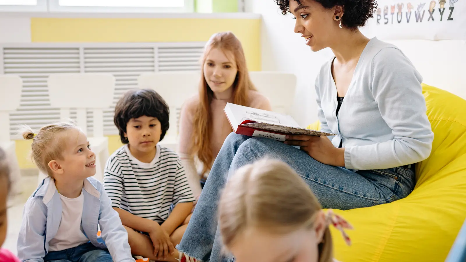 Mujer leyendo cuentos infantiles a niños/as